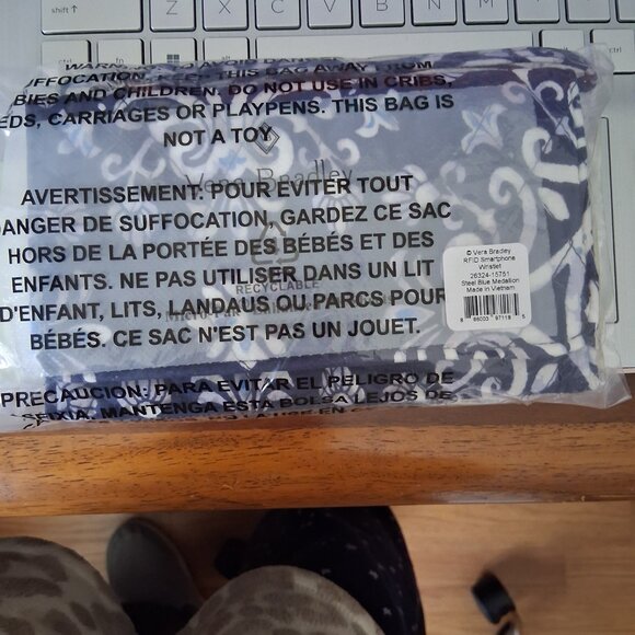 Vera Bradley RFID Smartphone Wristlet Steel Blue Medallion Wallet Organizer NWT - Picture 2 of 4